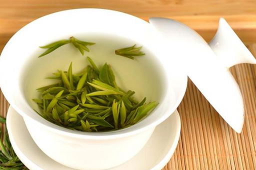 第一次约会就接吻好吗(第次约会牵手合适吗)
