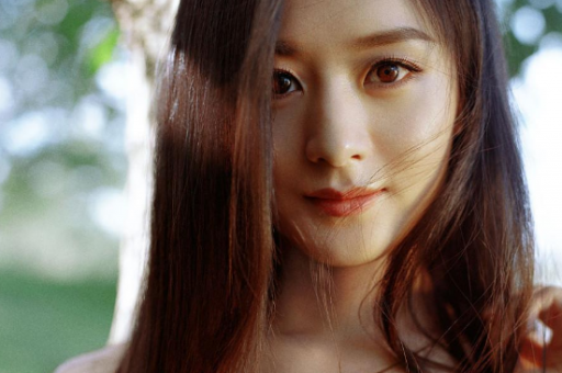 女子“练瑜伽”式骑车惊呆路人-女子骑车实施瑜伽，令路人惊讶！
